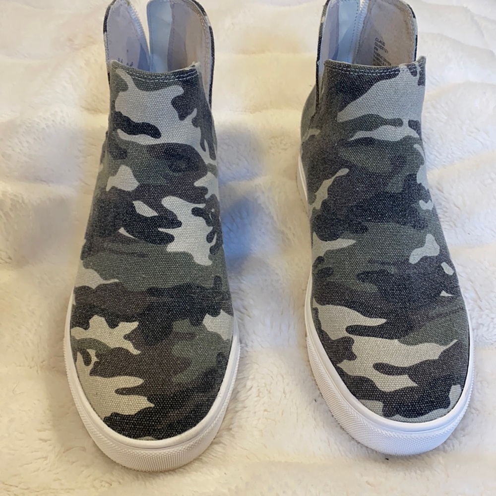 EUC STEVE MADDEN Camo High-Top Zippered Fabric "Claud" Sneaker Bootie 8 Medium - Picture 1 of 6